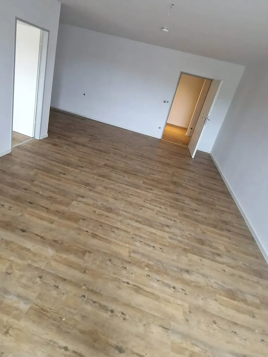 Wohnung mit Vinyl in rustikaler Holzoptik, Boden und Wände neu in Münster