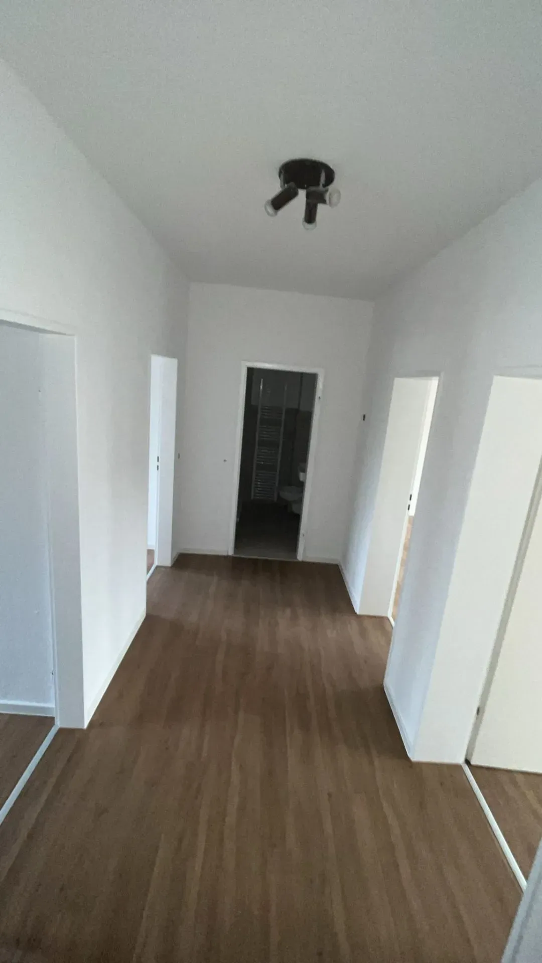 Nachher: Flur komplett neu tapeziert