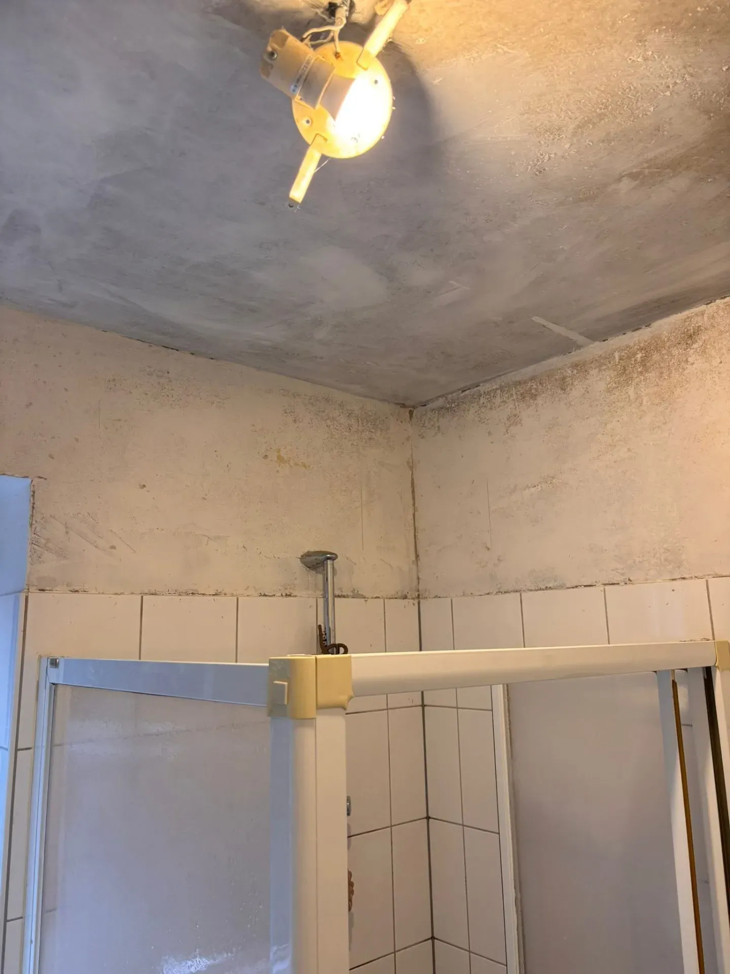 Vorher: Schimmelsanierung im Badezimmer