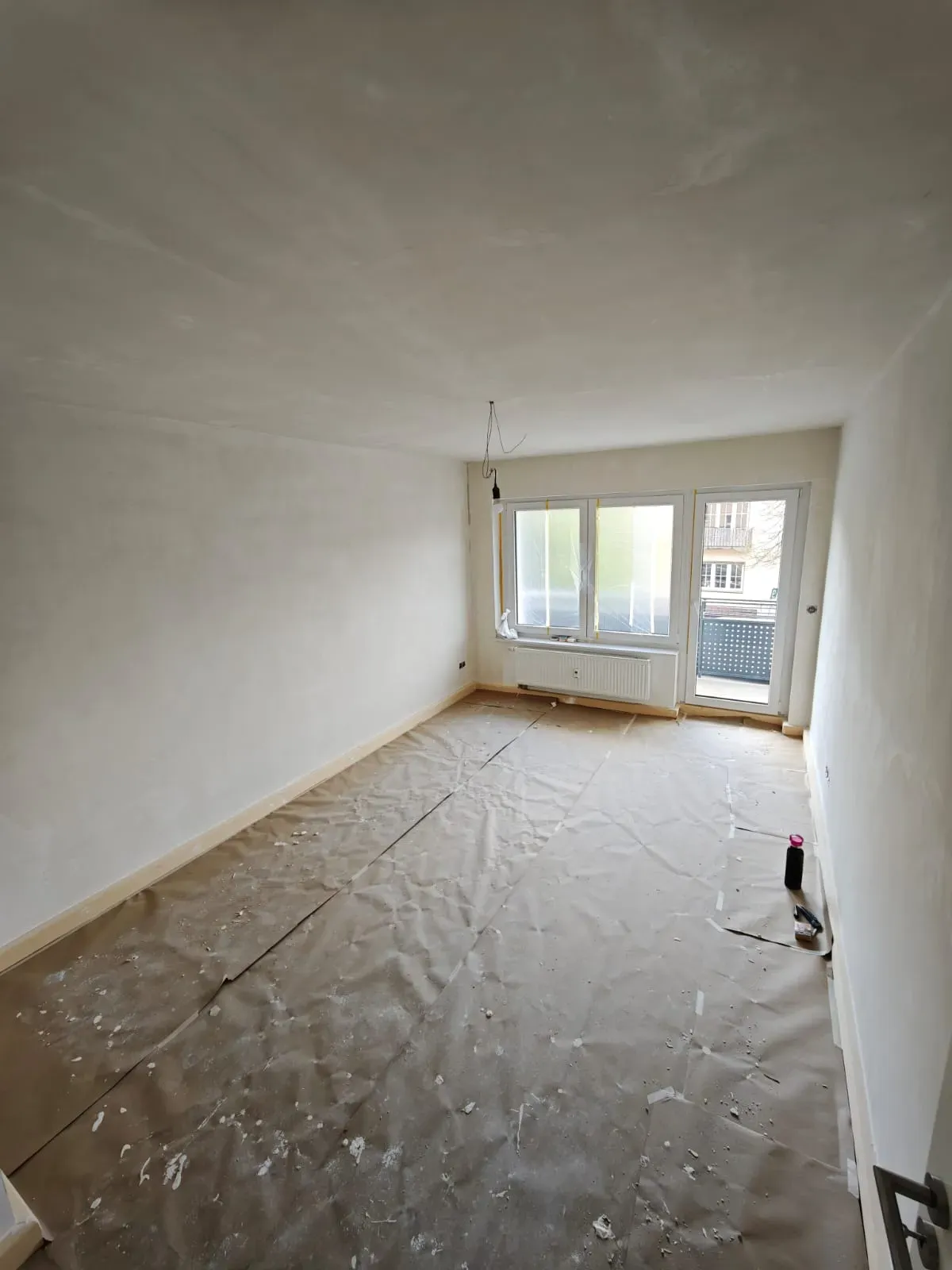 Wohnraum mit gespachtelten Wänden und Decke in Münster