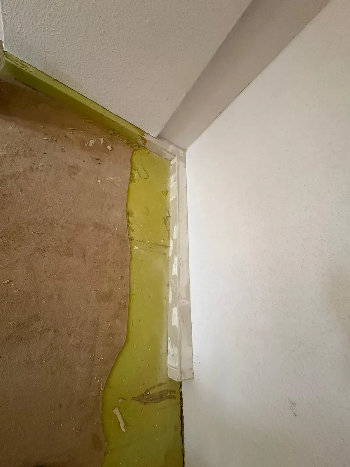 Sauberer Anschluss zwischen Trockenbauwand und Bestandswand in Münster