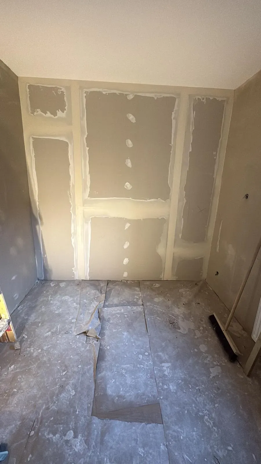 Trockenbauwand nach Tapetenentfernung, Untergrund vorbereitet in Münster